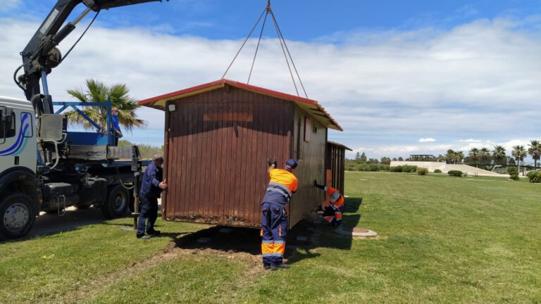 Instalación de módulo de botiquín para usuarios de la playa de Costa Ballena Chipiona