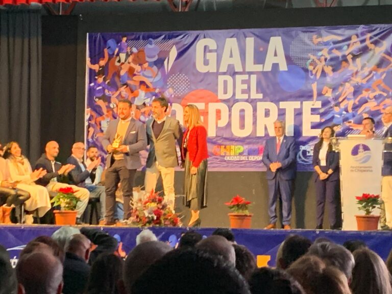 La E.U.C. Costa Ballena Chipiona recibe un reconocimiento en la Gala del Deporte 2024 de Chipiona